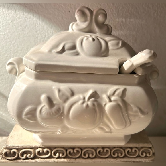 Vintage Soup Tureen / gravy boat. White ceramic with ladle. Made in Japan. 1 Qt - Picture 13 of 13